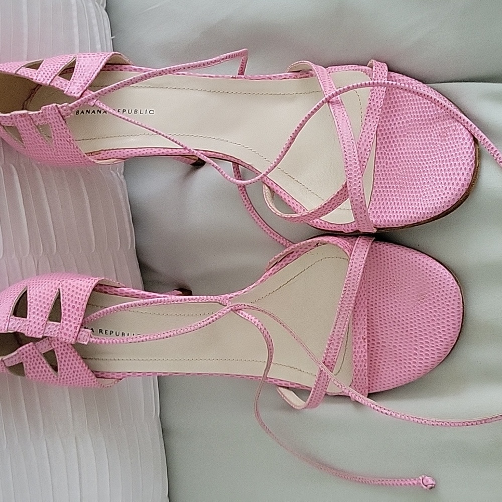 Banana Republic pink strappy shoe